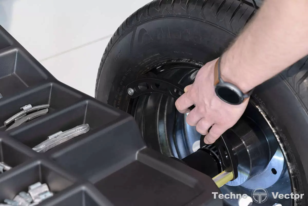 Стенд балансировочный модель iPRO BM2